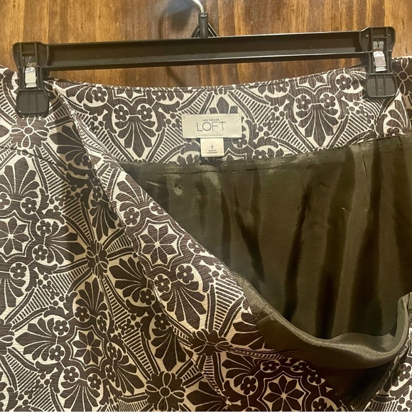 A-line fully lined 8 skirt w/ front pleat by Loft. Chocolate & cream.Side zipper - Picture 4 of 6